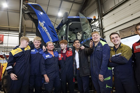 21/09/2023. Chelmsford , United Kingdom. Prime Minister Rishi Sunak wets students as he visits Writtle Farm. Picture by Simon Dawson / No 10 Downing Street